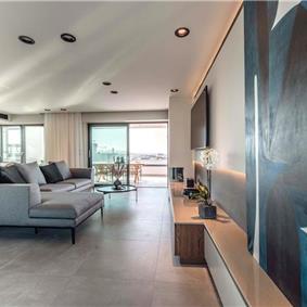 3 bedroom penthouse apartment with pool in Chania town, sleeps 6